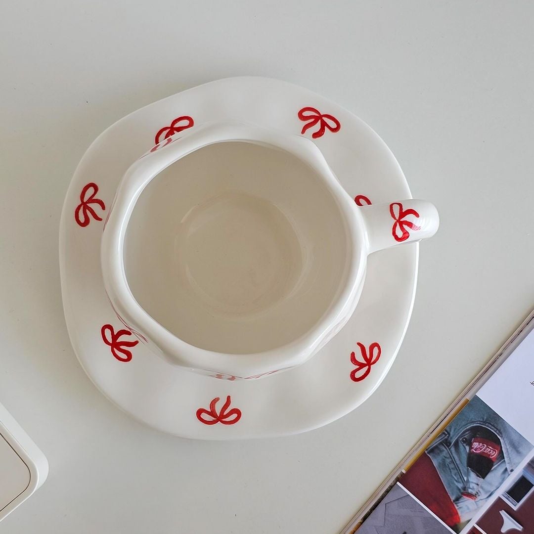فنجان مع صحن مزخرف بالفيونكات الحمراء - 5