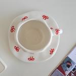 فنجان مع صحن مزخرف بالفيونكات الحمراء - 5