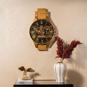 ساعة حائط بتصميم ساعة يد بتروس ذهبية