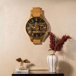 ساعة حائط بتصميم ساعة يد بتروس ذهبية