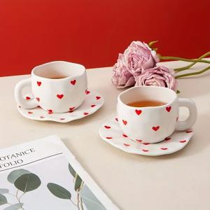 فنجان مع صحن مزخرف بالقلوب