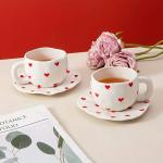 فنجان مع صحن مزخرف بالقلوب