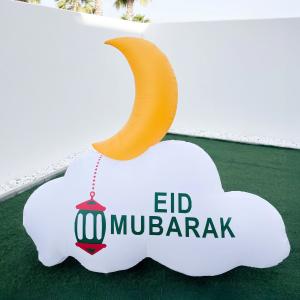 مُجسم الهلال مع غيمة