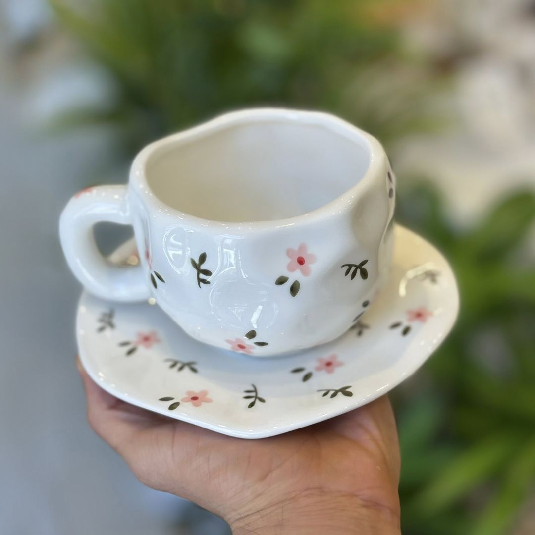 فنجان مع صحن مزخرف بالورود - 2