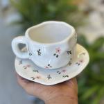 فنجان مع صحن مزخرف بالورود - 2