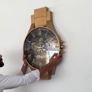 ساعة حائط بتصميم ساعة يد بتروس ذهبية - 5