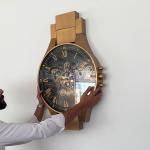 ساعة حائط بتصميم ساعة يد بتروس ذهبية - 4