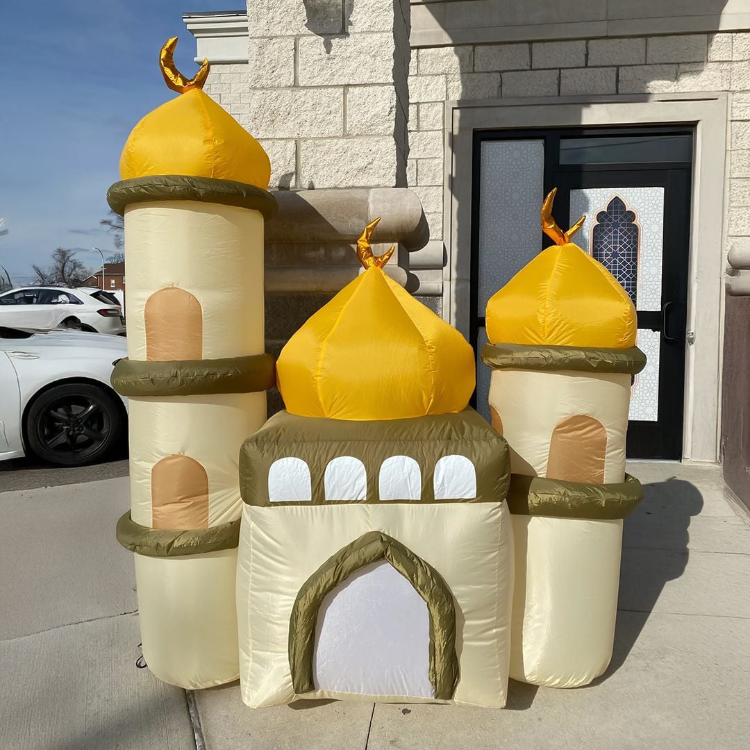 مسجد بثلاث مآذن ذهبية قابل للنفخ - 2