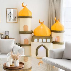 مسجد بثلاث مآذن ذهبية قابل للنفخ