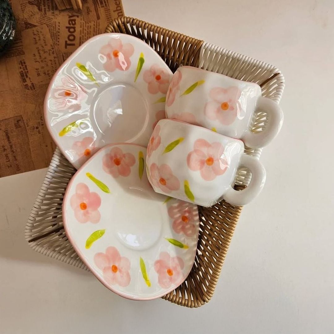 فنجان مع صحن مزين بالزهور الوردية - 4