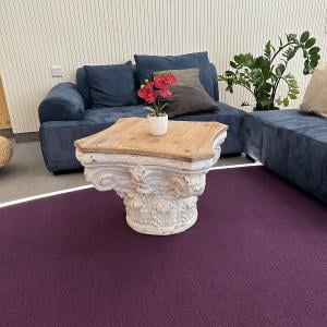 طاولة وسط بقاعدة انتيك حجرية