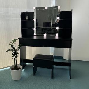 تسريحة بمرآة مُضيئة مع أرفف ودرجين