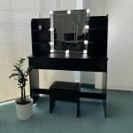 تسريحة بمرآة مُضيئة مع أرفف ودرجين