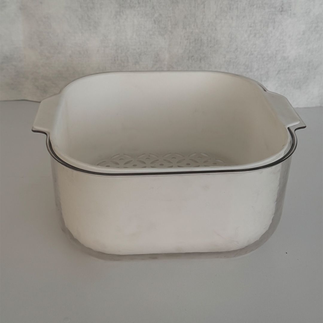 Acrylic basin with strainer product thumbnail 2