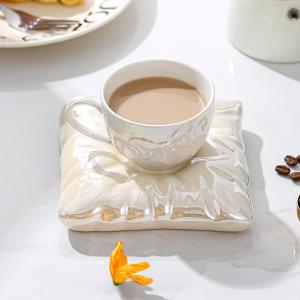 فنجان مع صحن بتصميم وسادة - 3