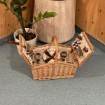 سلة نزهات من الخيزران مع أدوات للمائدة