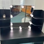 تسريحة بمرآة مُضيئة مع أرفف ودرجين - 3