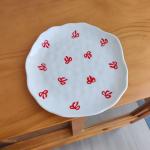 فنجان مع صحن مزخرف بالفيونكات الحمراء - 6