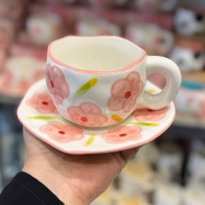 فنجان مع صحن مزين بالزهور الوردية - 3