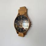 ساعة حائط بتصميم ساعة يد بتروس ذهبية - 7