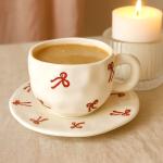 فنجان مع صحن مزخرف بالفيونكات الحمراء - 11