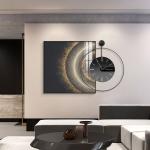 ساعة حائط دائرية مع صورة جدارية