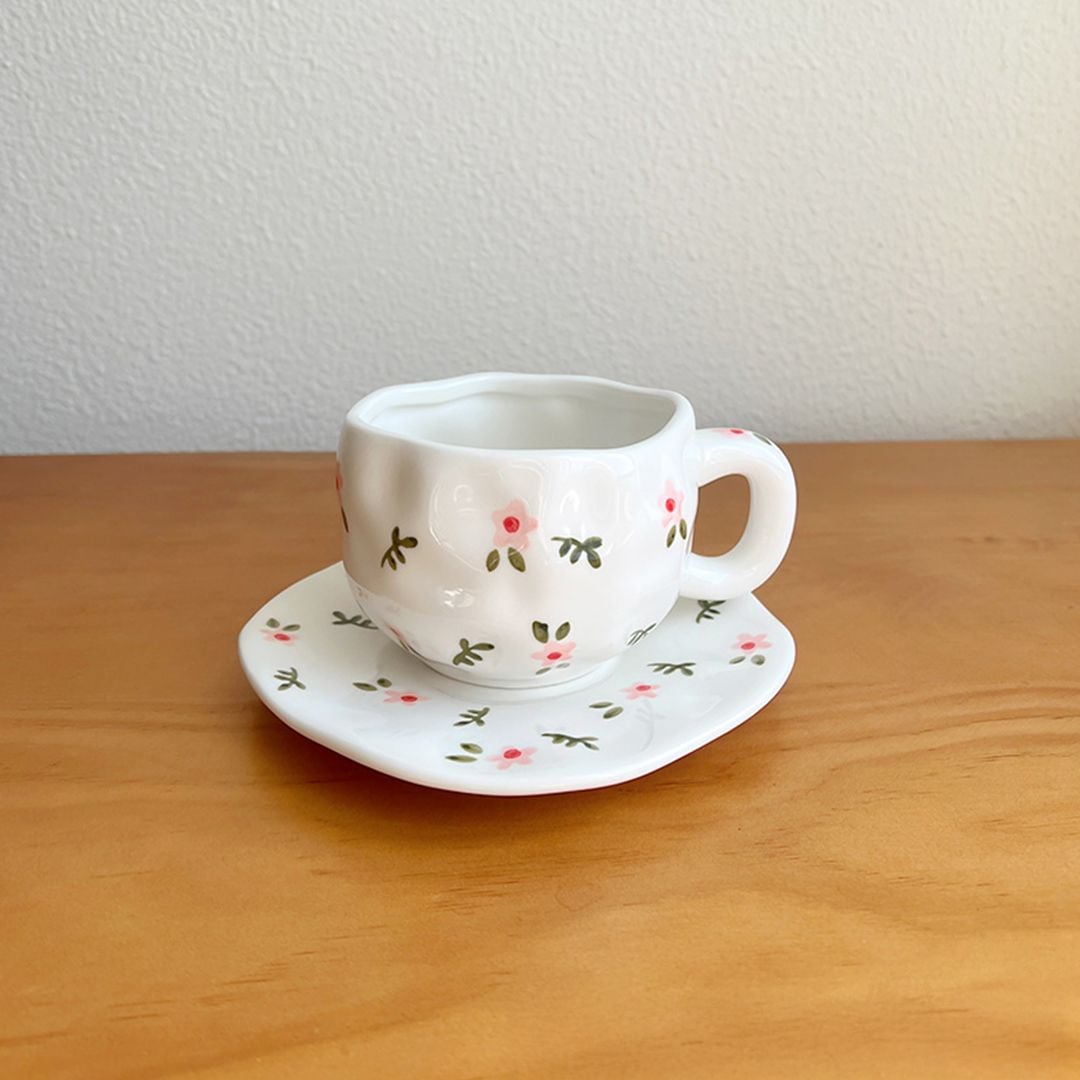 فنجان مع صحن مزخرف بالورود - 1