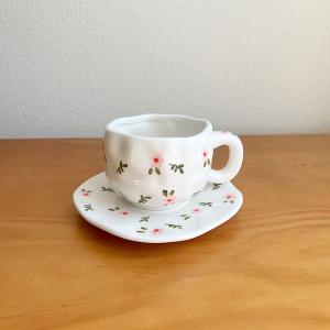 فنجان مع صحن مزخرف بالورود - 2