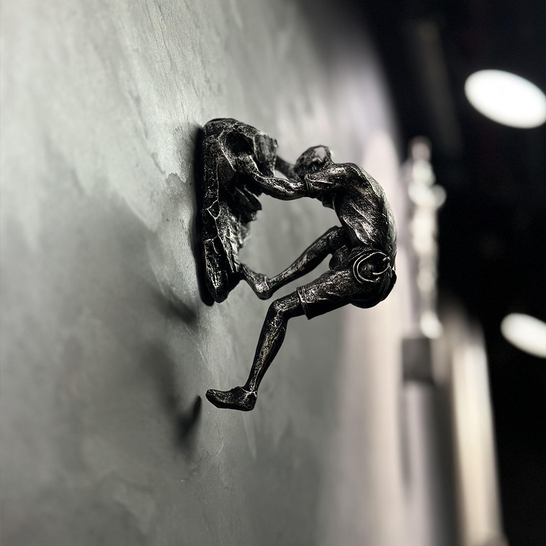 Wall Climbing Statues product thumbnail 5