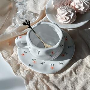 فنجان مع صحن مزخرف بالورود - 5