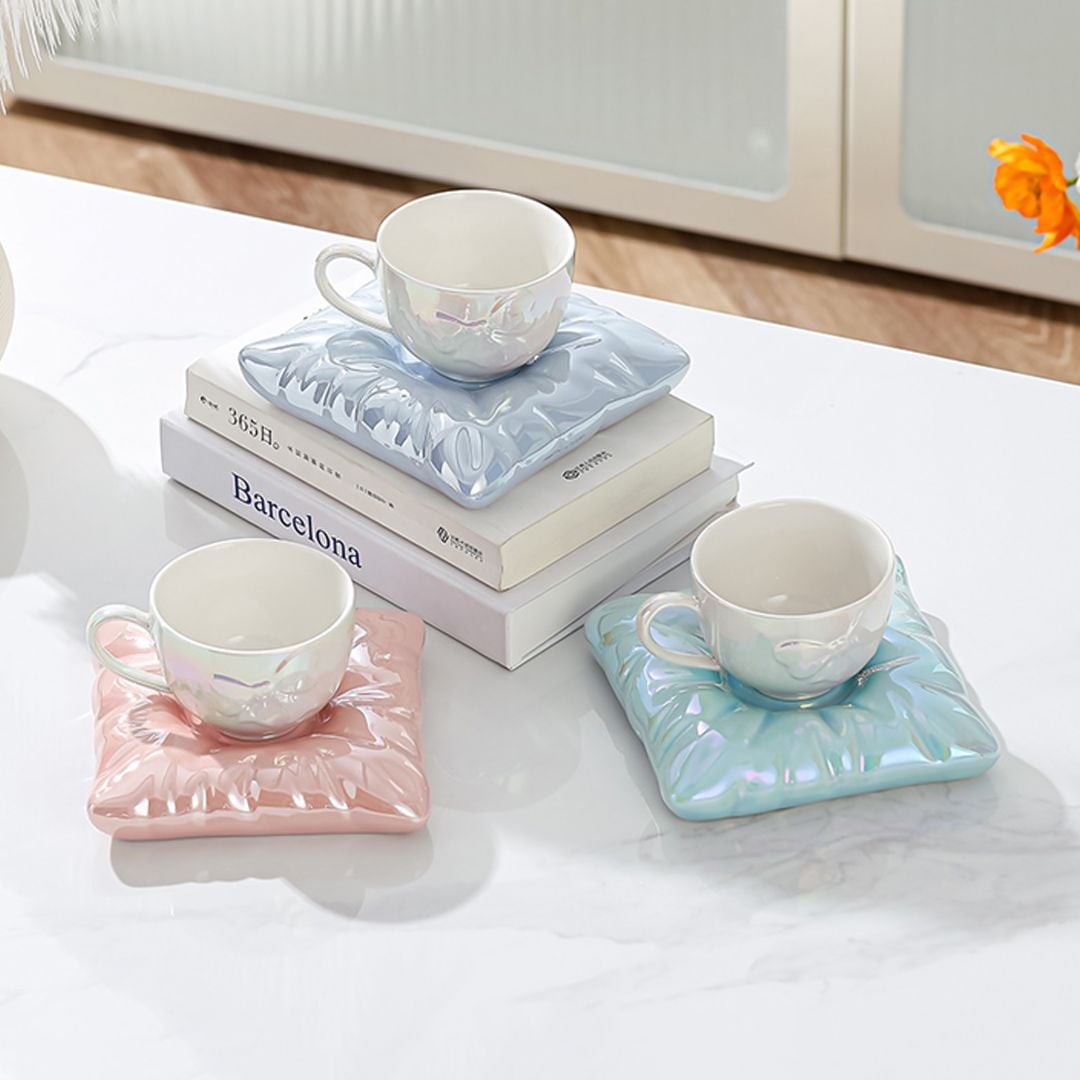 فنجان مع صحن بتصميم وسادة - 1