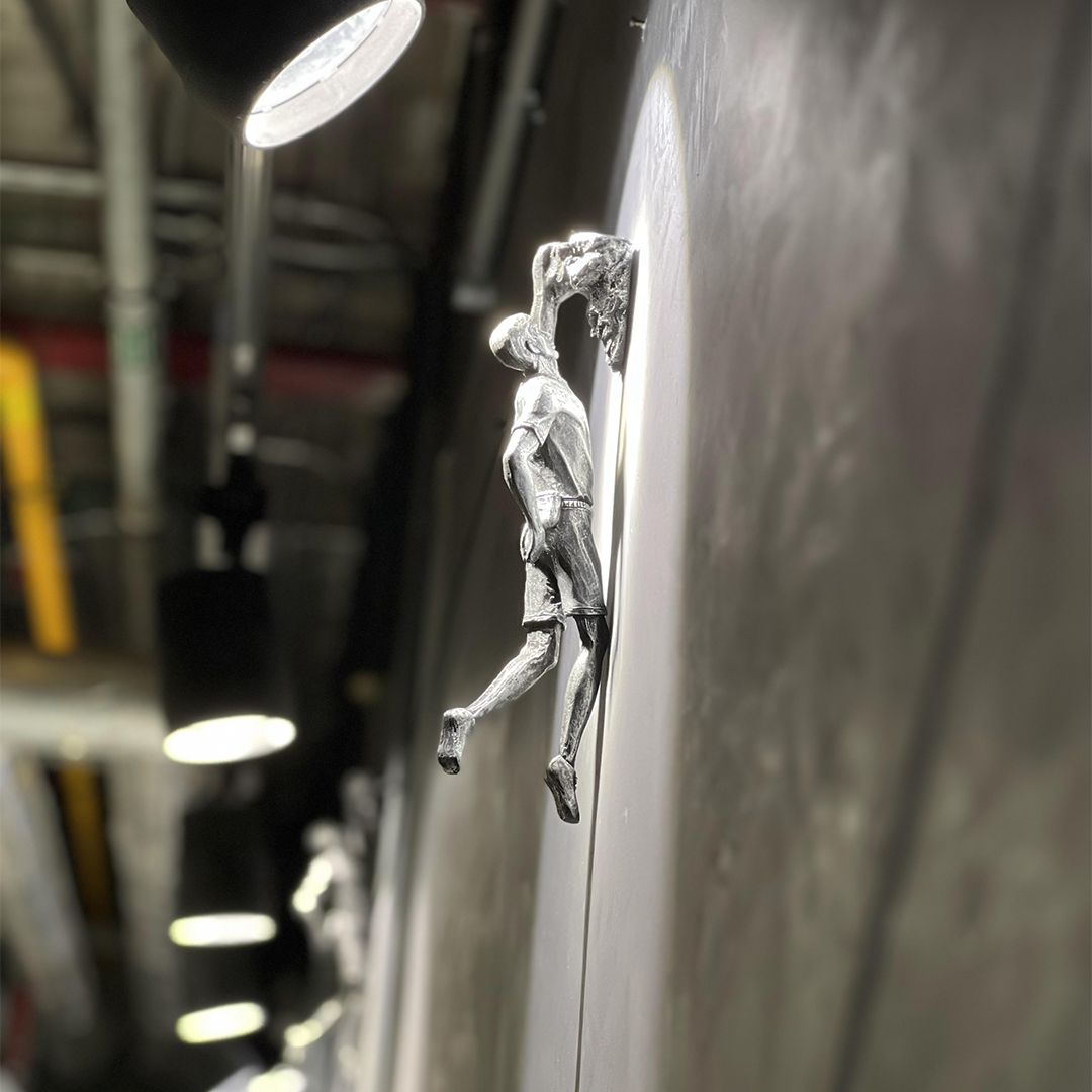 Wall Climbing Statues product thumbnail 10