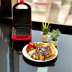 Electric Sandwich & Waffle Maker - 3