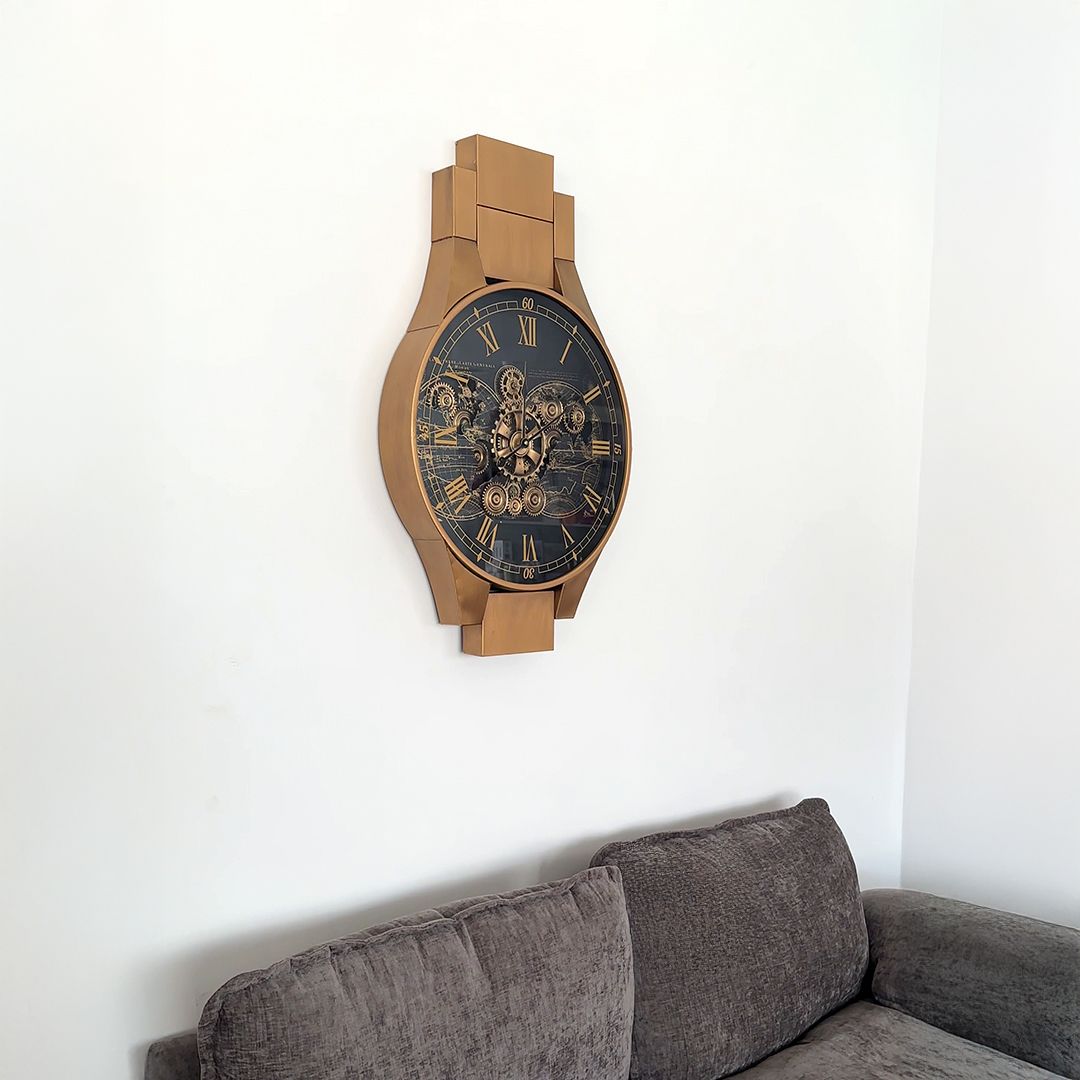 ساعة حائط بتصميم ساعة يد بتروس ذهبية - 1