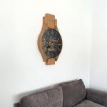 ساعة حائط بتصميم ساعة يد بتروس ذهبية - 1