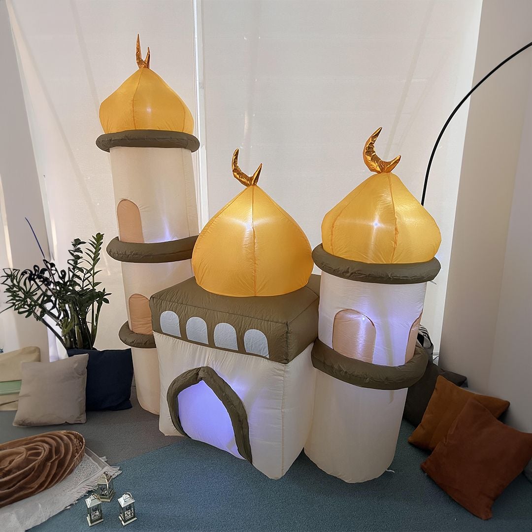 مسجد بثلاث مآذن ذهبية قابل للنفخ - 3