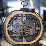 ساعة حائط تروس معدنية بتصميم خريطة العالم - 10