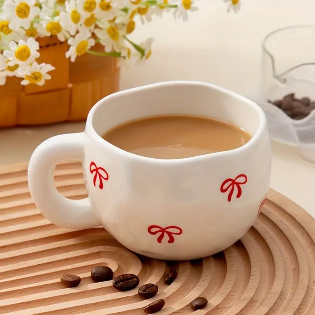 فنجان مع صحن مزخرف بالفيونكات الحمراء - 2