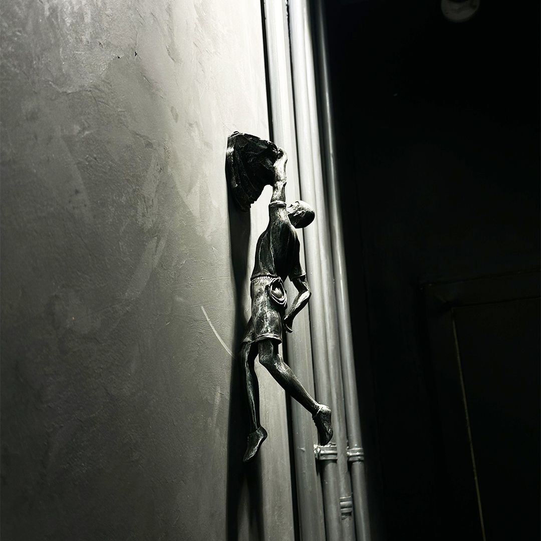 Wall Climbing Statues product thumbnail 15